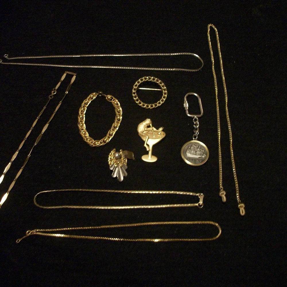 VINTAGE RETRO CHAINS, PINS, ETC JEWELRY BUNDLE 10